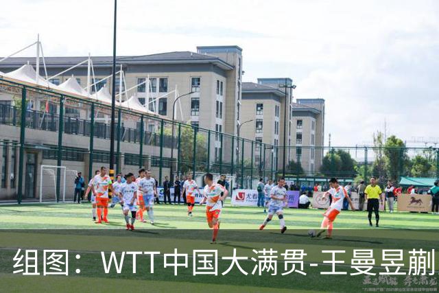 组图：WTT中国大满贯-王曼昱/蒯曼3-1女双问鼎 开心合影奖杯