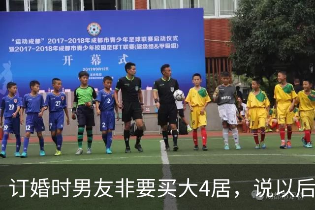 订婚时男友非要买大4居，说以后接他爸同住让我伺候，我把手镯褪下塞他手里，笑了笑转身就走